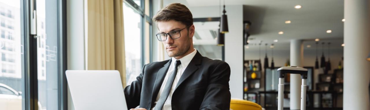 Visuel homme dans un espace de travail partagé