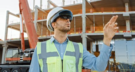 Ouvrier munis d'un casque connecté sur un chantier