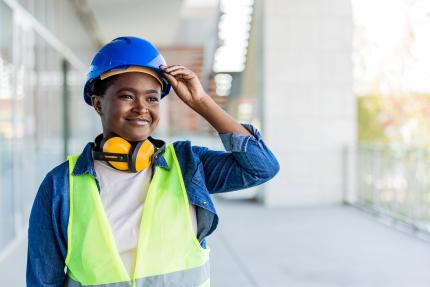 femme casque de chantier